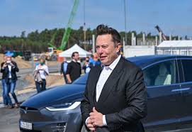 Gemeinsam mit seiner freundin grimes und seinen sechs kindern stieg er dort in einem luxushotel ab und besuchte bereits seine tesla gigafactory vor den toren. Elon Musk Tesla Chef Nach Problemen In Gigafactory In Berlin Eingeflogen Business Insider
