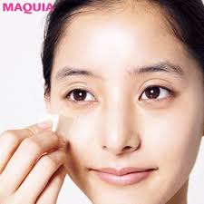 これぞ河北裕介のメイクマジック ツヤ感 陰影メイクでつくる 美人ハーフ顔 マキアオンライン maquia online フェイスブラシ メイク動画 河北裕介