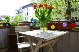 So Wird Dein Balkon Zur Bunten Insel Gartenmobel Sets Kleiner Balkon Balkon