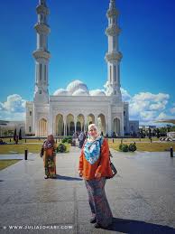 Mempunyai tiga dewan solat iaitu dewan solat utama, dewan solat kedua dan dewan solat wanita. Masjid Sri Sendayan Negeri Sembilan Keunikan Dan Kecantikan Tidak Terperi