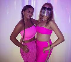Posting a mirror selfie in matching black underwear, the new mum revealed that some days she only manages to 'shower' and 'snuggle' her baby but 'that's. Miss Keta Ecco Chi E Davvero Fuori Nome E Volto Della Misteriosa Rapper
