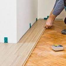 comment poser des lames clipsables en linoleum imitation parquet linoleum pose parquet flottant revetement sol