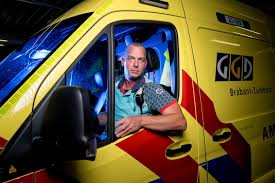 Meteen als ambulancechauffeur Mike de jonge moeder aan de monitor legt,  bekruipt hem een slecht gevoel
