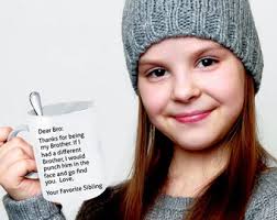 Querido hermano, Gracias por ser mi hermano. ¡Si tuviera un hermano  diferente, le daría un puñetazo en la cara y te encontraría! Taza del Día  del Padre