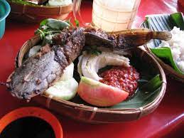 Pecel Lele Spiced Catfish Deep Fried And Eaten With Fresh Lalapan And Sambal Food Seafood Recipes Shrimp Benefits