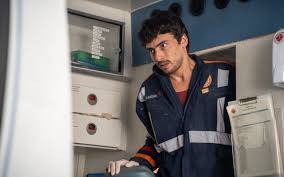 Jaffar Bambirra encara universo médico em 'Emergência 53'