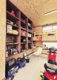 車１台 バイクが置けるガレージハウスです 給湯シンクや収納棚も備え付けで 紀州材を使ったロフトでは木の香りを楽しみながら愛車を見て 憩いのひと時を過ごせます ガレージハウス ガレージ ガレージ収納棚