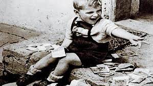 The famous hyperinflation in weimar germany started in 1914 but didn't end until 1923 with a total hyperinflation 1,000,000,000,000 to 1. Deutsche Hyperinflation Von 1923 Milliarden Furs Brot
