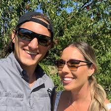 Made Hubby take me to the @noblefarmstx peach farm today 🍑 I also made a  friend 🐐 Not a bad way to spend a Friday 🥰