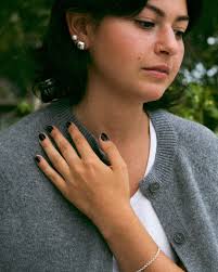 Voici un aperçu de notre dernière collection. Laissez-vous charmer par la  beauté de nos pièces FLORA ! 📸 @dahdah.mtl • • • • #HandmadeJewelry  #MTLJewelry #FloraCollection #AutumnVibes #ArtisanMade #CraftedWithLove  #JewelryDesign #MontrealStyle ...