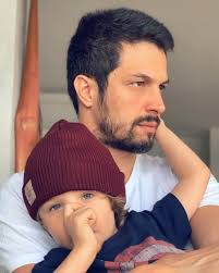 Leia o relase do ator. Romulo Estrela Reflete Sobre Sua Relacao Com O Filho Dou Todo O Amor Que Existe Em Mim Para Ele Famosos Gshow