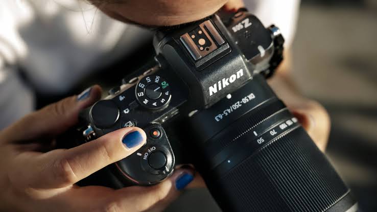 Thao tác sử dụng thực tế với nút chọn Picture Control chuyên dụng trên Nikon Z50 Mark II