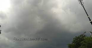 Berarak mendung awan yang kelabu. Berarak Mendung Kelabu
