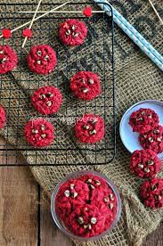 Biskut atau cookies begini termasuk dalam kategori 'drop cookies' kerana teksturnya yang melekit dan disudukan dengan secukupnya kemudian dijatuhkan di. Biskut Red Velvet Qasey Honey