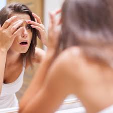 Gros ou petit bouton sous la peau, le principal est de ne jamais les percer ! Gros Bouton Furoncle Abces Comment Les Reconnaitre Femme Actuelle Le Mag