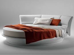 Il letto tondo rappresentano la più originale interpretazione di un per prima cosa occorre ricordare che le dimensioni dei letti tondi sono decisamente più ampie di. Letto Matrimoniale Rotondo Lullaby Due Poltrona Frau