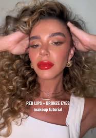 Um match perfeito para o batom vermelho: olhos bronze e pele iluminada em  tons quentes ✨💋 Thanks @Elsa Hosk pela inspo perfeita! Já salva para  replicar porque essa make é de tirar o fôlego! 🤎 ...