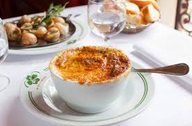 • des tranches de pains. La Recette De La Soupe A L Oignon Du Pied De Cochon Sortiraparis Com