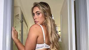 Curvy model dubbed beauty as she strips to lingerie to celebrate wobbly  bits - Daily Star