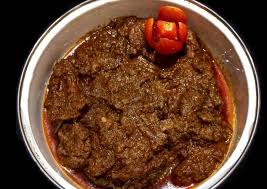 Untuk anda yang memang hobi masak, tentu tidak ada salahnya mengolah menu masakan yang satu ini sendiri ya? Resep Rendang Daging Minang
