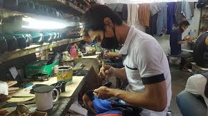 Jika dilihat di pasaran, anda mungkin menemukan sepatu safety dengan tambahan besi di bagian dalam. Sopir Banting Stir Jadi Pemilik Pabrik Sepatu Radar Banyumas