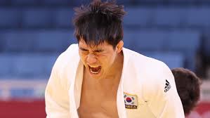 대한민국 유도 안창림(왼쪽 세번째)이 26일 오후 일본 도쿄 지요다구 무도관에서 열린 '2020 도쿄올림픽' 73kg 유도 남자 시상식에서 동메달을 들어. Decslepxsdv8m