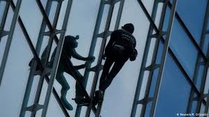 French urban climber alain spiderman robert, using only his bare hands and feet and with no safety devices of any kind, scaled the building's exterior glass and steel wall to the top twice, in 1995 and in 2015. French Spider Man Climbs Frankfurt Skyscraper News Dw 28 09 2019
