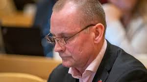 Háliidit njunuš Frp-politihkkára gielddadirektevran