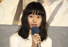 忽那汐里 ひざ丈白ワンピ スカーフ腰巻きでファッショナブルに 毎日キレイ 忽那汐里 忽那 腰巻き