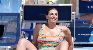 Nonostante le critiche, vanessa incontrada sposa il body positive posando per un servizio amatissima dal pubblico per la sua ironia sbarazzina, vanessa incontrada ad oggi è una tra le. Vanessa Incontrada Bellissima Al Mare I Chili In Piu Nascosti Da Sorrisi E Normalita Foto Ultime Notizie Flash