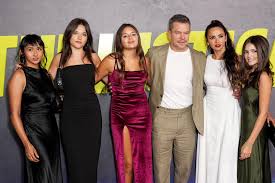 Matt Damon made it a family night with wife Luciana and their daughters at  the NYC premiere of “The Instigators”! ❤️