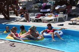 Medicul sorin stratulat, doctor în stiinte medicale si sef al clinicii de recuperare medicala. Focus Strandurile Si BÄile Termale O AlternativÄ Pentru Cei Care Nu Au Bani De Mare OpÅ£iunile Si Tarifele Pe Care Le Au Romanii Din Å£arÄ Galerie Foto