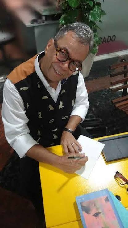 Luis Turiba faz poesia interativa em versos curtos no livro Poeira cósmica