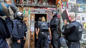 On march the 25th the kneipecollective meuterei is facing eviction, after almost 2 years without a contract. Rigaer 94 Aktuell News Der Faz Zum Konflikt