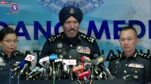 Ramai memuji tindakan pengarah jabatan siasatan jenayah komersial bukit aman, datuk seri amar singh ishar singh yang bijak melakukan penyiasatan. Malaysian Police To Question Najib And Wife After Seizing Up To S 372 Mil In Gold Cash And Handbags From Homes Today