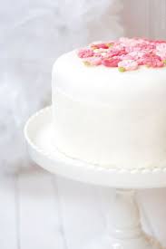 Die vier wichtigsten eindeckmaterialien für torten sind fondant, blütenpaste, modellierfondant und marzipan. Fondant Torte Fur Anfanger Dreierlei Liebelei Fondant Torten Torte Mit Fondant Rezept Kuchen Mit Fondant