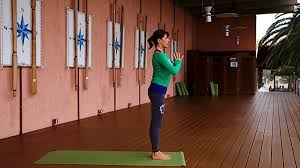 Der sonnengruß (surya namaskar a aus dem vinyasa yoga) eignet sich perfekt um den morgen zu beginnen. Alles Uber Den Sonnengruss Im Yoga Mit Anleitung
