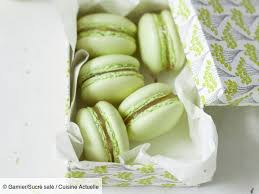 Recette Macaron A La Poire Ingredients 6 Personnes 350 G De Sucre Glace 200 G De Poudre D Amandes 4 Blancs D Oeuf En 2020 Poire Recette Recette Recette Macaron
