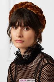 Fueled By An Unexpected Blend Of 80s And 90s Nostalgia As Well As The Recent Wave Of Millennial Minimalism We Now G Hair Clips Headband Hairstyles Velvet Hair