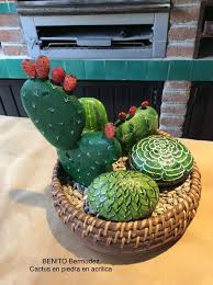 Acondicionar la maceta para las piedras en forma de cactus. I Am Soooooo Gonna Make One Of These Painted Rock Cactus Painted Rocks Diy Rock Painting Designs