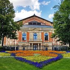 Vor Lauter Markgrafenkultur Und Unesco Hype Durfen Wir Naturlich Richard Wagner Nicht Vergessen Nachsten Monat Gehen Die Festsp House Styles Bayreuth Mansions