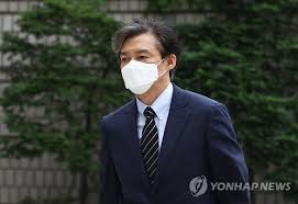 조국, 반년 만에 '감찰무마·자녀 입시비리' 재판 출석조국 더 겸허한 자세로…성실하게 소명하겠다'입시비리 혐의' 조국·정경심 재판 반년 만에. æª¢ ë²•ì • ì„  ì¡°êµ­ ì •ê²½ì‹¬ ë¶€ë¶€ì—ê²Œ ìœ„ì¡°ì˜ ì‹œê°„ ì–¸ê¸‰ ì¢…í•© ì—°í•©ë‰´ìŠ¤