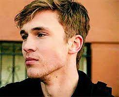 None of those gifs belongs to me, but i cropped & edited all of. Ddlovatosrps William Moseley Gif Hunt Under The Cut You Will