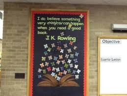 Decorations De Porte D 39 Ecole Livre Decor De Salle De Classe 17 Idees Salle De Classe Harry Potter Classroom Harry Potter Library Harry Potter Display