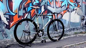 Bianchi pista är en klassiker i fixie värden, prisvärdare cykel är svårt att hitta. Bianchi Pista Steel 2011 Youtube
