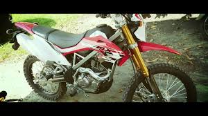 Motor ini sangat disukai masyarakat indonesia, terutama para wanita yang mengedepankan gaya dalam berkendara. Harga Klx Warna Merah