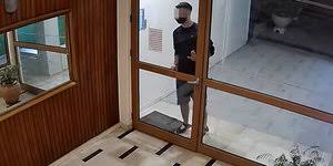 Στη σύλληψη ενός νεαρού, ο οποίος το βράδυ της τετάρτης ακολούθησε μια κοπέλα στη νέα σμύρνη μέχρι και την είσοδo της πολυκατοικίας της με το μόριό του έξω, προχώρησαν οι αρχές. Qgotxvakrnwuvm