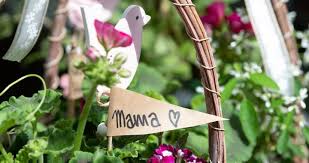Encuentra regalos originales, más allá de las rosas y los arreglos, y aprovecha para sorprenderla durante este día. Los Mejores Regalos Para El Dia De La Madre 2021 Segun La Personalidad De La Tuya Actualidad Los40