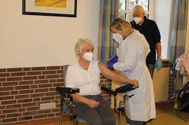 Weitere fragen und antworten zum impfstoff und zur impfkoordination finden sie hier: Corona Impfstart Im Impfzentrum Schonberg Zweite Impfwoche Bereits Ausgebucht Neue Termine Erst Ab 12 Januar Wieder Moglich Br