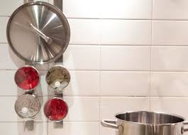 出しっぱなし でもオシャレなキッチンのヒント キッチン 壁 収納 壁